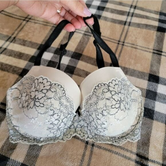 Victoria Secret Bra - Picture 2 of 6